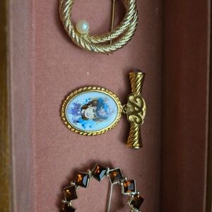 Elegant Gold and Pearl Brooch Set